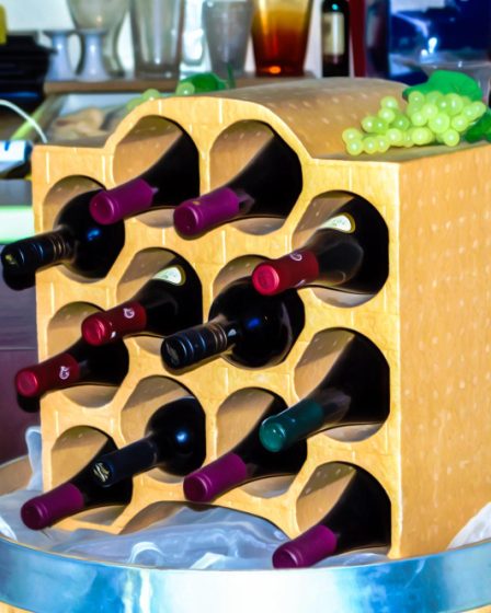 Bibliothèque caisse de vin est un allier rangement et décoration