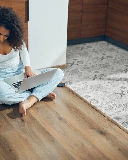 Poser un parquet sur du carrelage pour une installation réussie