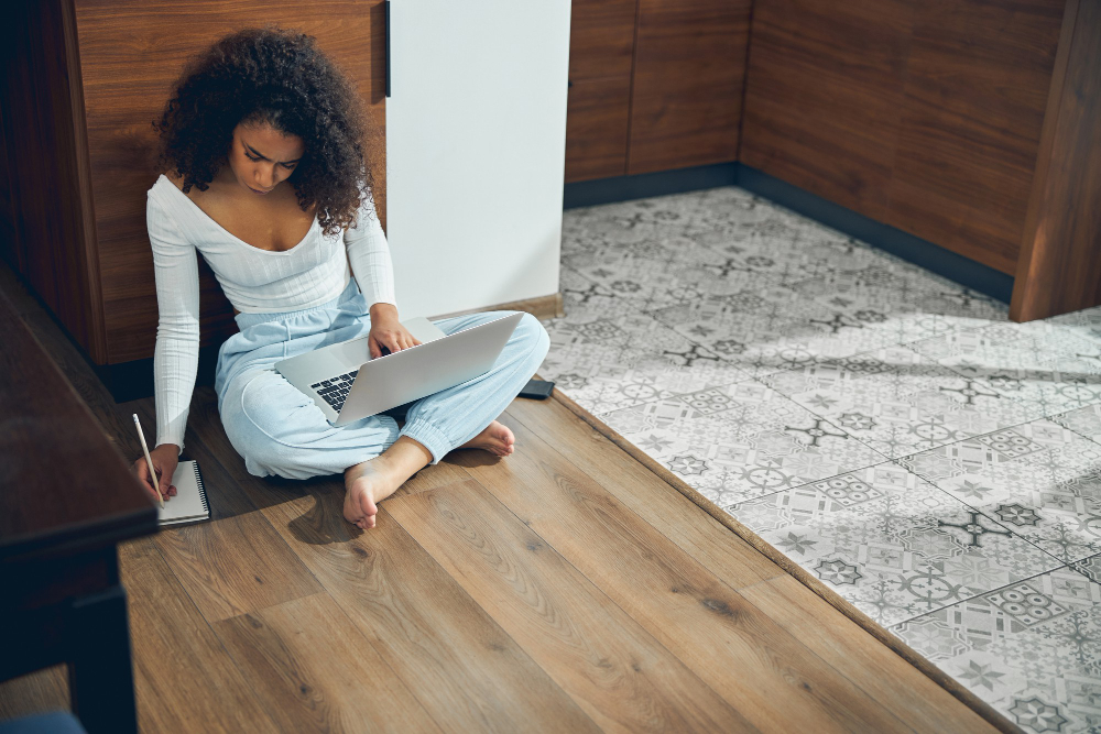 Poser un parquet sur du carrelage pour une installation réussie