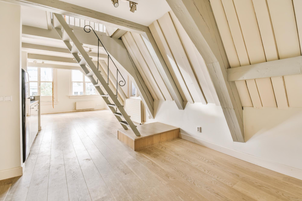 une grange en un espace de vie avec mezzanine réussie