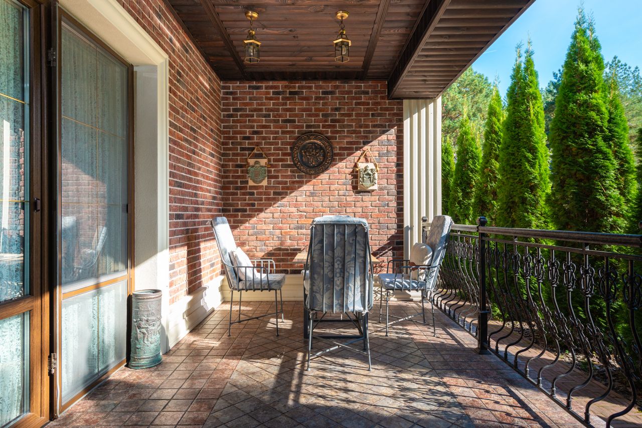 astuces et idées pratiques pour aménager un petit balcon en longueur