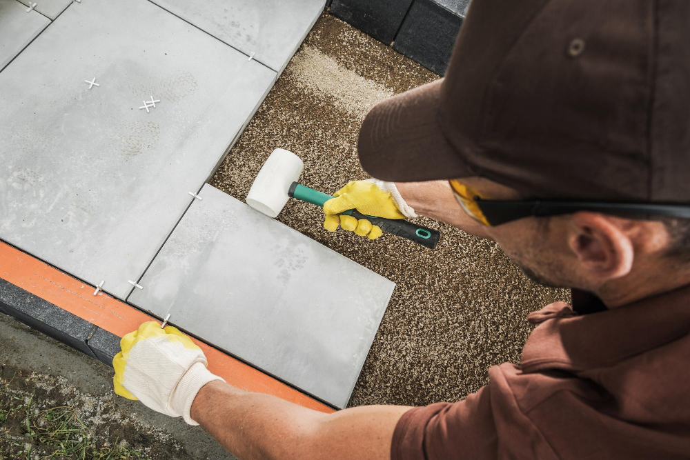 Comprendre le principe des dalles sur plot pour terrasse
