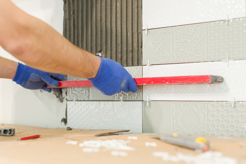 Préparer le support avant de poser du carrelage sur un mur